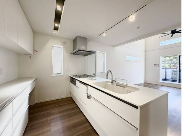 リビングダイニングを見渡すオープンキッチン