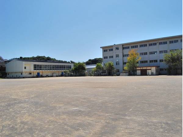 西鎌倉小学校まで徒歩8分（約580ｍ）