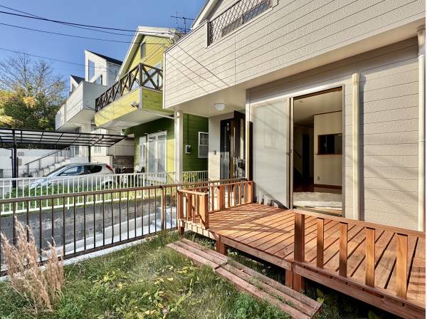 陽光そそぐ静かな住宅街の一角