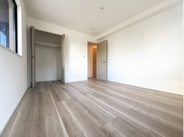 フローリングと建具のカラーを合わせた落ち着きのある居室