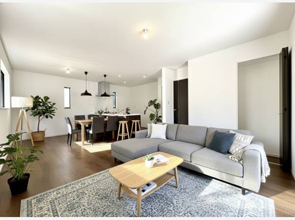 1階LDKはゆとりの空間。家具等はCGで作成したイメージです。