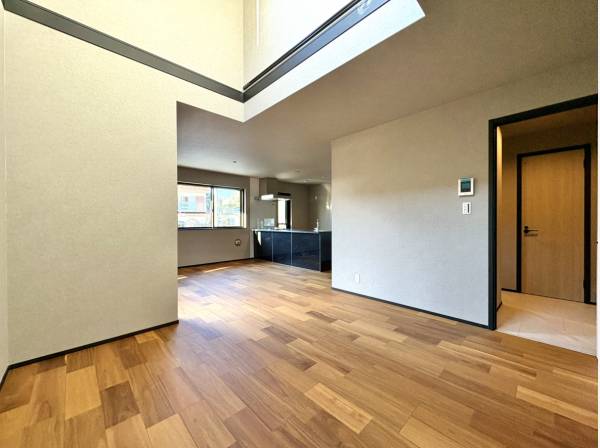 吹き抜け空間のリビングスペース