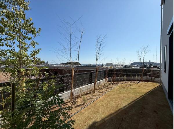 1階のお庭からも開放的な景色