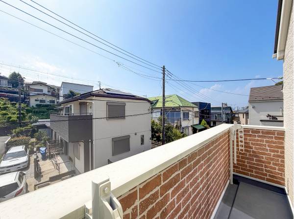 レンガ調が可愛らしいバルコニーは眺めも◎