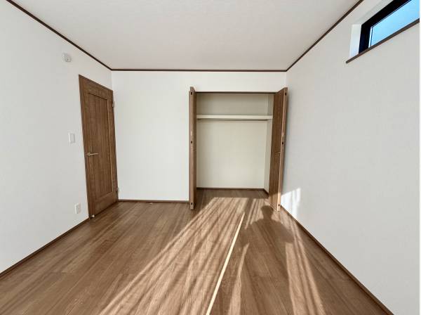 ハンガーラック付き収納があり、洋服の管理がしやすい2階洋室です