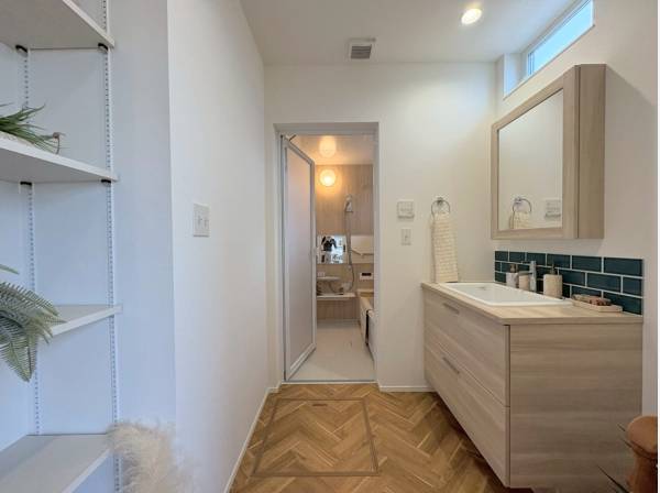 備え付けの収納スペースやスタイリッシュなパウダールーム