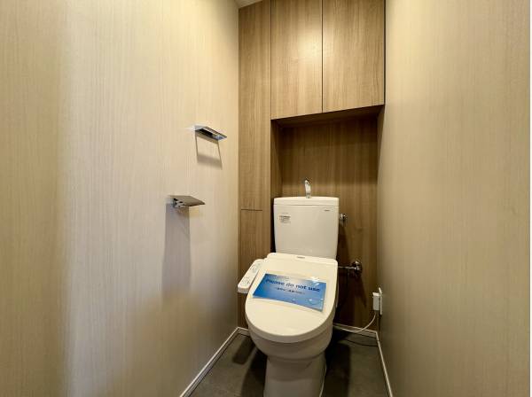 収納たっぷりのトイレ