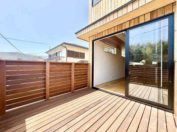 リビングから続くアウトドアリビングにもなるウッドデッキ