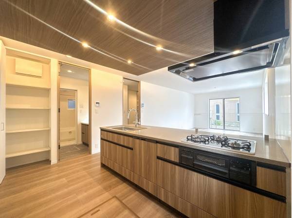 お部屋を見渡せるオープンキッチンにはパントリーのように使える棚を完備