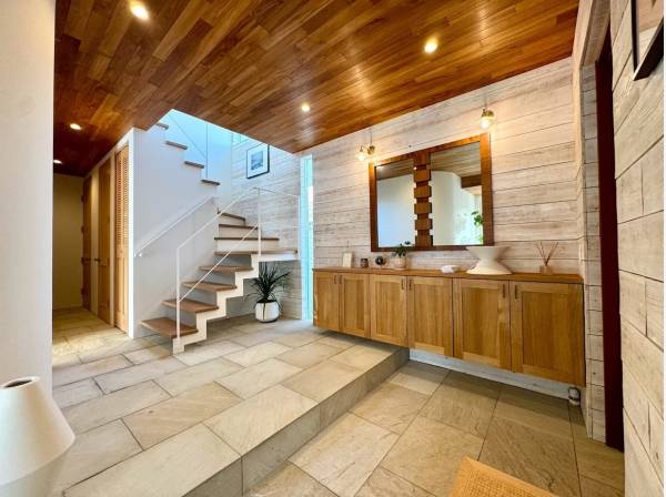 玄関スペースも開放感があり来客時にもゆとりがあります