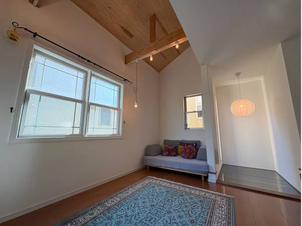 リビングも天井高で開放的です。