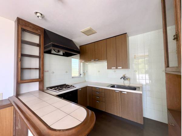 海を見ながら料理を楽しむキッチン