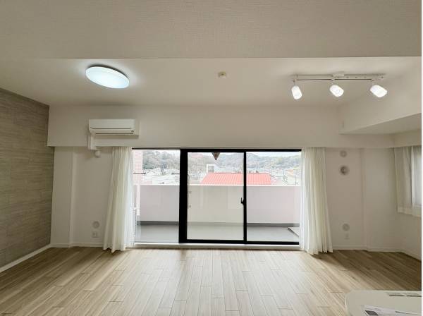 白を基調とした落ち着きのあるリビング