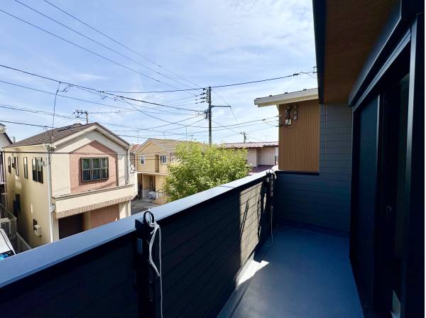 バルコニーはゆとりある作りになっております