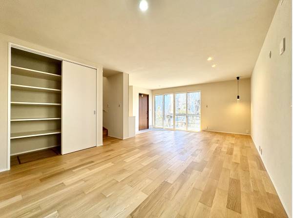 開放感のあるリビングの先には土間テラスへ繋がります。