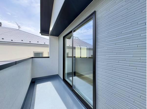 光の雫が降りそそぐ開放感あふれるバルコニーです
