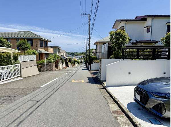 前面道路は分譲地内の為、交通量は少なく、とても広く、整備されています