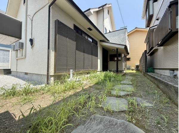 風情ある飛び石のアプローチ　伝統的な和の趣を感じます。