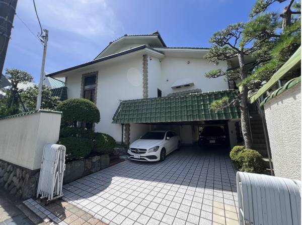 カースペースは車種によりますが３台から４台が可能です