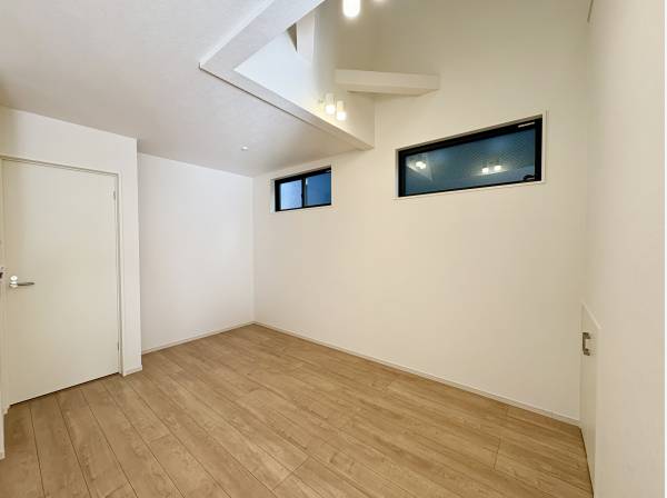 ダイニングスペースは上部が吹き抜けており、開放感がございます