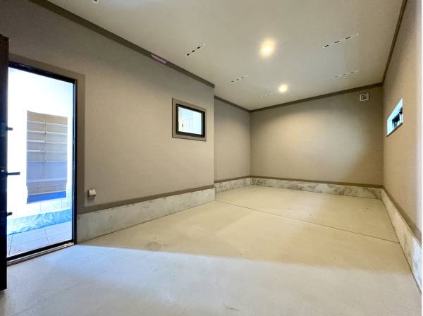 大型ガレージハウス、ガレージには電動シャッター付き