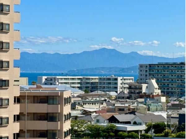 バルコニーからは海が見えます。