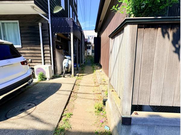 趣のある路地を入った先に佇むレトロな雰囲気の古民家です