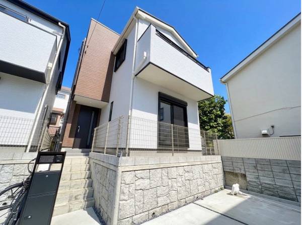 木目のアクセントが映えるスタイリッシュな建物外観