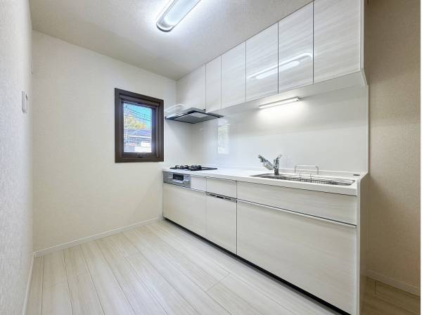 清潔感のあるキッチンはカップボードを置くゆとりがあります