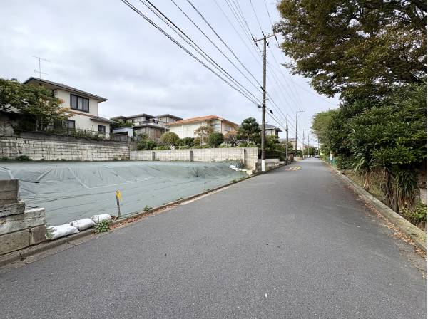 前面道路もゆとりがあります。