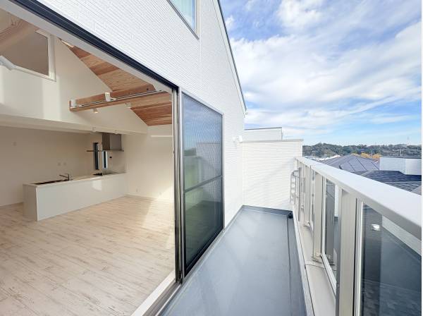 南向きのバルコニーからは逗子の緑も望めます。