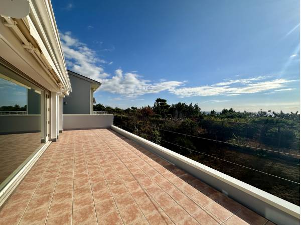 バルコニーにはオーニングも完備/この開放感を現地でご覧くださいませ