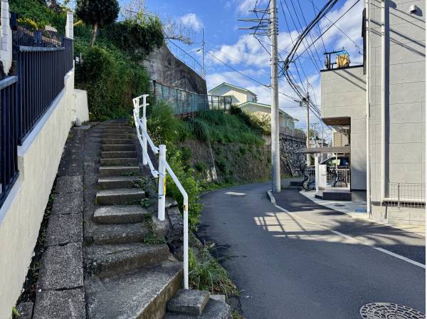 緩やかな石積み階段を登った高台にある物件です♪(駐車スペースなし)