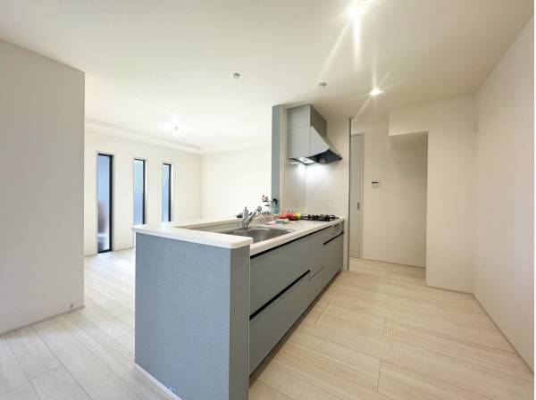 キッチンカウンターを中心に回遊動線が確保されています