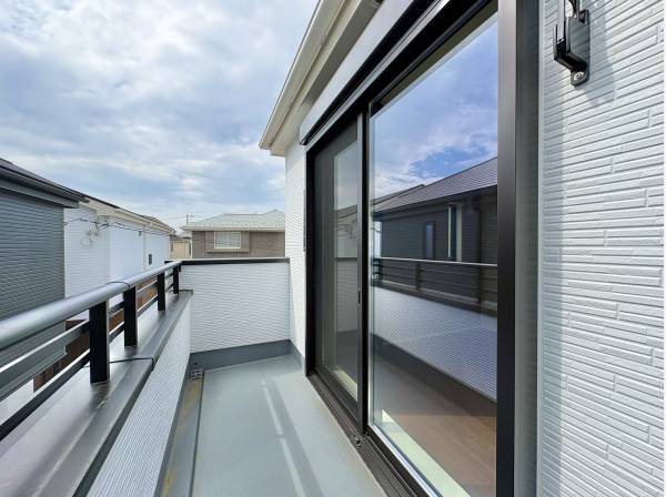 陽光が差込むバルコニー、洗濯物も気持ちよさそうにそよぎます