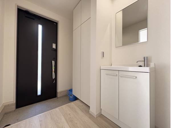 玄関には独立の洗面台もございます