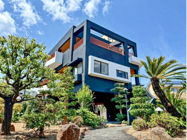 コントラストが印象的なお住まいを引き立たせる豊かな植栽