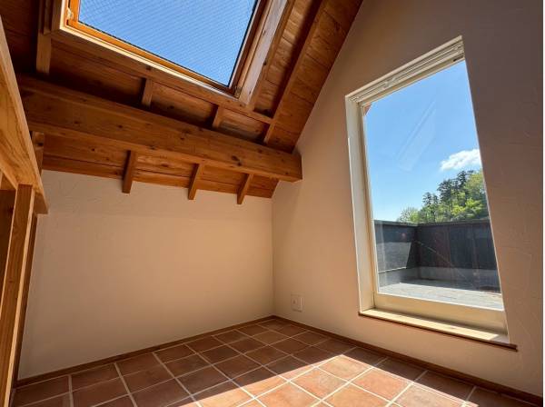 大きな窓と天窓から降り注ぐ陽光が、木の温もりをより一層引き立てます。