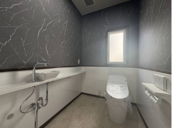 手洗いカウンター付きのトイレ