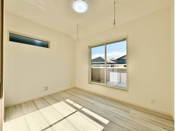 各居室には収納力のあるクローゼットを完備しております。