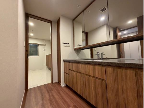 エントランスからはパウダールームへ直行できる回遊式の間取り