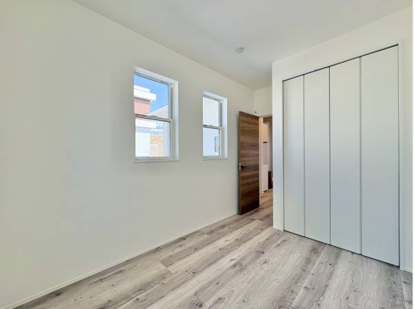 スーツはもちろん、コート類などもしっかり掛けられる大きな収納