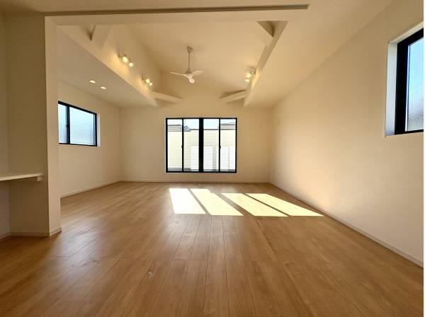 大きな窓から差し込む光が部屋全体を包む開放的なリビング