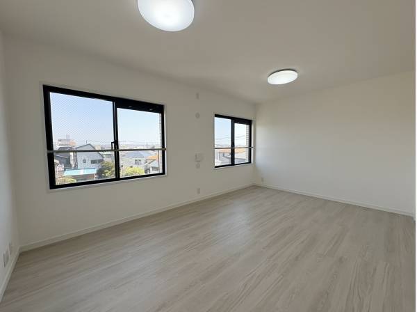 白と木目を基調とした清潔感のある仕上がりです