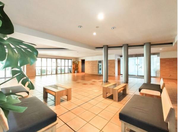 テーブルとソファーのある玄関ロビーはゲストとの待ち合わせに重宝しそう