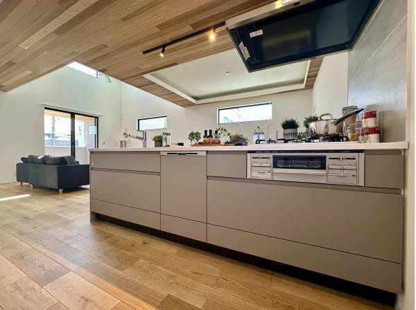 ペニンシュラ型キッチンは、ダイニングと自然に繋がり住まいの中心に