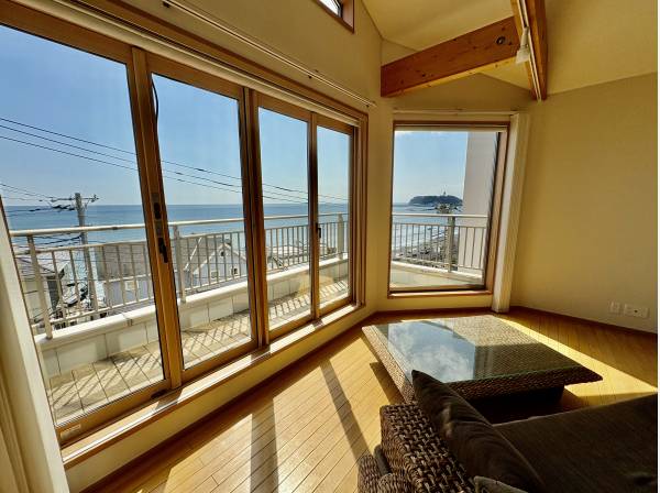 開放的な大きな窓で、家族や恋人やお友達と過ごすことが出来ます。