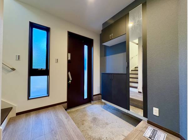 玄関ホールは広々としております