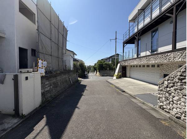 前面道路は車通りが少なく閑静な住宅街