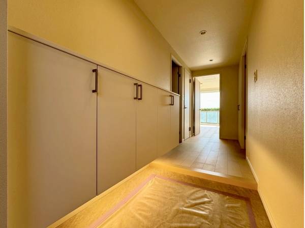 玄関スペースにも収納！